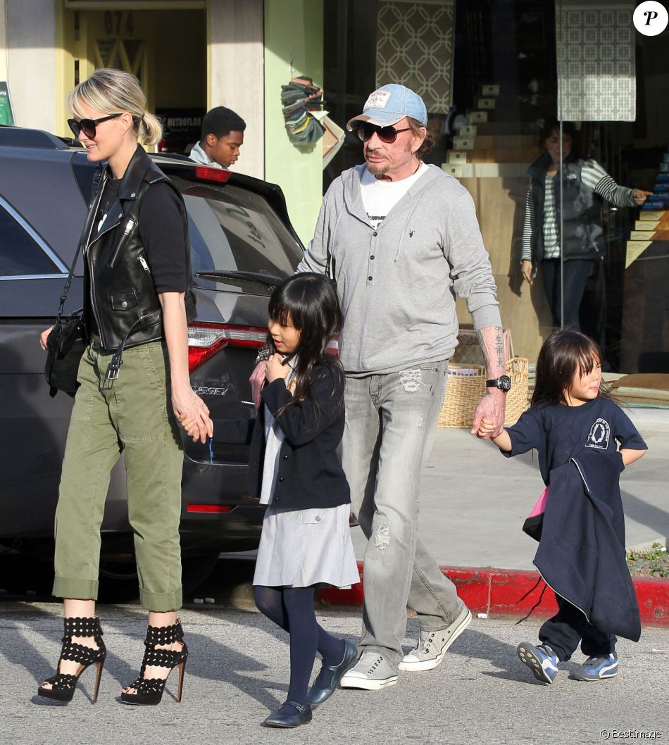 Johnny Hallyday, sa femme Laeticia, et leurs filles Jade et Joy se promenent a Pacific Palisades, Los Angeles, le 15 fevrier 2013.