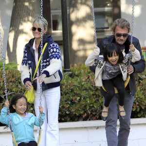 Johnny et Laeticia Hallyday avec leurs filles à Malibu, le 27 avril 2013.