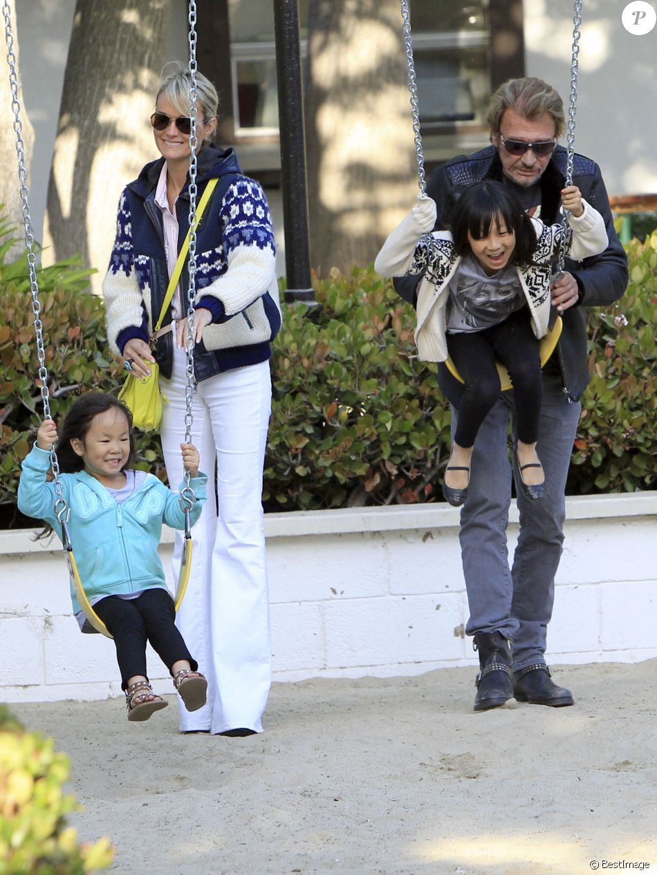 Johnny et Laeticia Hallyday avec leurs filles à Malibu, le 27 avril 2013.