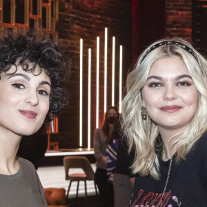 Exclusif - Barbara Pravi  qui représentera la France à l'Eurovision et Louane - Rendez-Vous lors d'une pause pendant l'emission On Est En Direct (OEED) , présentée par Laurent Ruquier et diffusée en direct le 30 janvier 2021 sur France 2 © Jack Tribeca / Bestimage