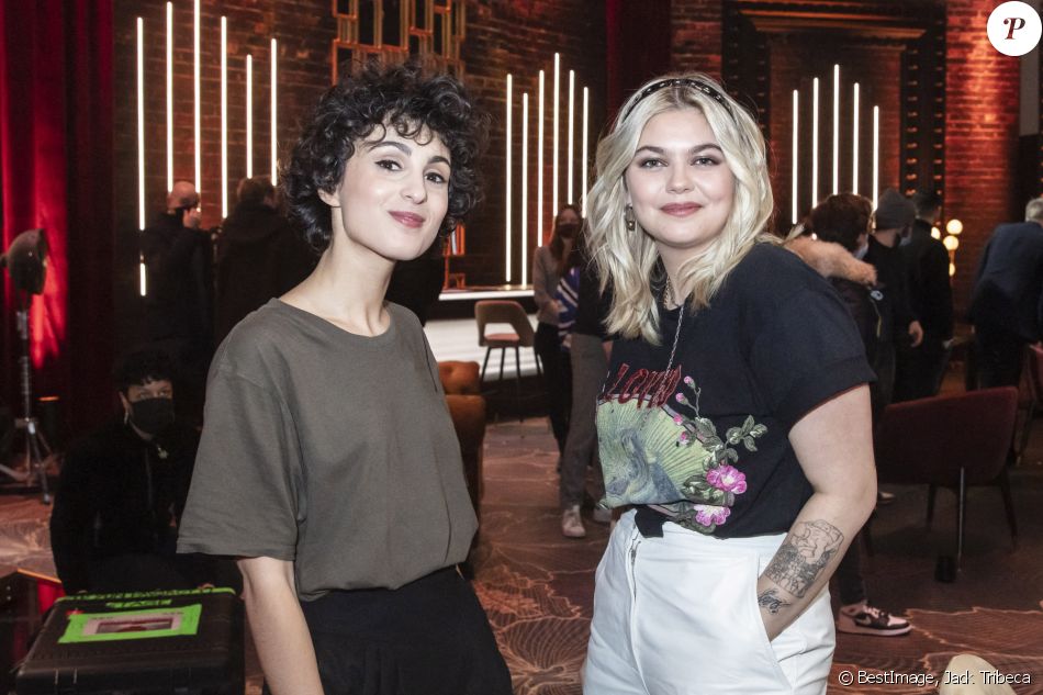 Exclusif - Barbara Pravi qui représentera la France à l'Eurovision et Louane - Rendez-Vous lors d'une pause pendant l'emission On Est En Direct (OEED) , présentée par Laurent Ruquier et diffusée en direct le 30 janvier 2021 sur France 2 © Jack Tribeca / Bestimage