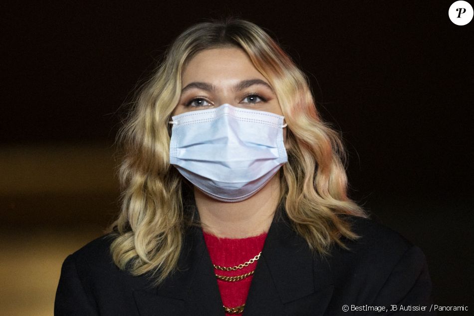 La Chanteuse Louane - La chanteuse Louane lors de la cérémonie d'illumination des Champs Elysées à Paris le 22 novembre 2020. Louane Emera est la marraine de la 40ème cérémonie d'illumination des champs Elysées. © JB Autissier / Panoramic / Bestimage