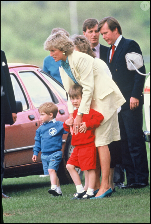 Lady Diana et ses fils, le prince William et le prince Harry, à Windsor en 1986.