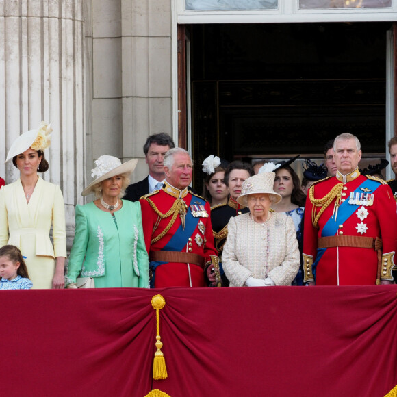 Le prince William, duc de Cambridge, et Catherine (Kate) Middleton, duchesse de Cambridge, le prince George de Cambridge, la princesse Charlotte de Cambridge, le prince Louis de Cambridge, Camilla Parker Bowles, duchesse de Cornouailles, le prince Charles, prince de Galles, la reine Elisabeth II d'Angleterre, le prince Andrew, duc d'York, le prince Harry, duc de Sussex, et Meghan Markle, duchesse de Sussex, la princesse Beatrice d'York, la princesse Eugenie d'York, la princesse Anne - La famille royale au balcon du palais de Buckingham lors de la parade Trooping the Colour 2019, célébrant le 93ème anniversaire de la reine Elisabeth II, Londres, le 8 juin 2019.