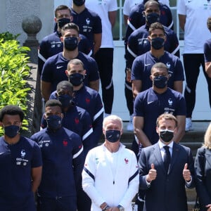 A quelques jours du coup d'envoi du championnat d'Europe de football, le président de la République française, Emmanuel Macron, et sa femme la Première Dame Brigitte Macron rencontrent les joueurs de l'équipe de France à Clairefontaine-en-Yvelines, France, le 10 juin 2021. Noël Le Graet, président de la Fédération Française de Football, Gianni Infantino, président de la FIFA, le sélectionneur Didier Deschamps, les membres de son staff ainsi que les joueurs: Gardiens: Hugo Lloris (Tottenham), Steve Mandanda (Olympique de Marseille), Mike Maignan (LOSC). Défenseurs : Raphaël Varane (Real Madrid), Clément Lenglet (FC Barcelone), Presnel Kimpembe (Paris SG), Jules Koundé (Séville), Kurt Zouma (Chelsea), Lucas Digne (Everton), Lucas Hernandez (Bayern Munich), Benjamin Pavard (Bayern Munich), Léo Dubois (OL). Milieux: N'Golo Kanté (Chelsea), Paul Pogba (Manchester United), Thomas Lemar (Atlético de Madrid), Corentin Tolisso (Bayern Munich), Adrien Rabiot (Juventus), Moussa Sissoko (Tottenham). Attaquants: Karim Benzema (Real Madrid), Kylian Mbappé (Paris SG), Antoine Griezmann (FC Barcelone), Olivier Giroud (Chelsea), Kingsley Coman (Bayern Munich), Ousmane Dembélé (FC Barcelone), Marcus Thuram (Borussia Mönchengladbach), Wissam Ben Yedder (AS Monaco). © Jean-Emmanuel Etty/Pool/Bestimage


