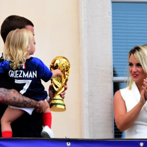 Antoine avec sa femme Erika Choperena et sa fille Mia - Antoine Griezmann, fêté par sa ville de Mâcon 5 jours après sa victoire à la finale de la Coupe du Monde 2018 à Mâcon le 20 juillet 2018 © Romain Doucelin / Bestimage 


