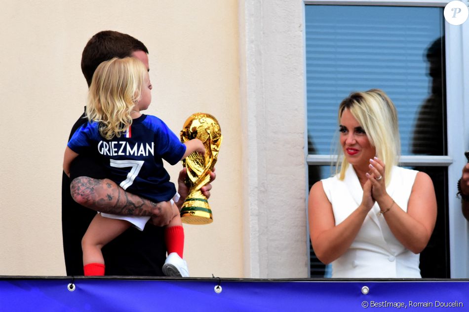 Antoine avec sa femme Erika Choperena et sa fille Mia - Antoine Griezmann, fêté par sa ville de Mâcon 5 jours après sa victoire à la finale de la Coupe du Monde 2018 à Mâcon le 20 juillet 2018 © Romain Doucelin / Bestimage