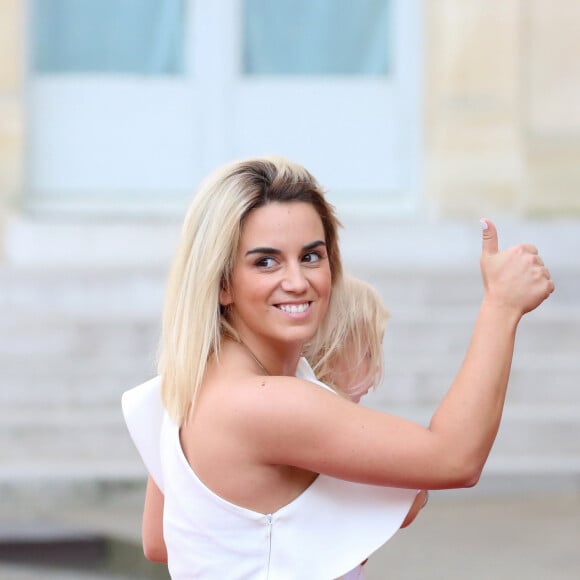 Erika Choperena (femme d'A. Griezmann) avec sa fille Mia (fille d'A. Griezmann) - Le président de la République Française Emmanuel Macron et la Première dame Brigitte Macron, accueillent les joueurs de l'équipe de France (Les Bleus) et son sélectionneur Didier Deschamps, le président de la Fédération Française de Football Noël Le Graët et des membres de la FFF, au Palais de l'Elysée. L'équipe de France est en provenance directe de Russie où elle a été sacrée Championne du Monde 2018, pour la deuxième fois de son histoire, après sa victoire en finale face à la Croatie (4-2). Paris, le 16 juillet 2018. © Stéphane Lemouton/Bestimage