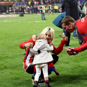 Antoine Griezmann, sa femme Erika Choperena et leur fille Mia après la finale de la Ligue Europa, l'Olympique de Marseille contre l'Atlético de Madrid au stade Groupama à Decines-Charpieu banlieue de Lyon, France, le 16 mai 2018. L'Atlético de Madrid a gagné 3-0. © Cyril Moreau/Bestimage -