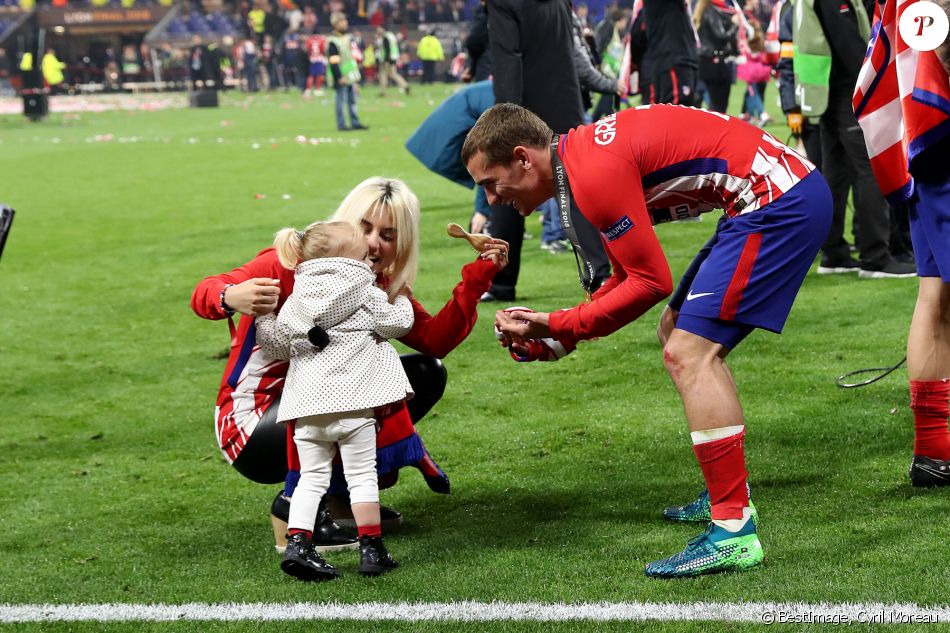 Antoine Griezmann, sa femme Erika Choperena et leur fille Mia après la finale de la Ligue Europa, l'Olympique de Marseille contre l'Atlético de Madrid au stade Groupama à Decines-Charpieu banlieue de Lyon, France, le 16 mai 2018. L'Atlético de Madrid a gagné 3-0. © Cyril Moreau/Bestimage -