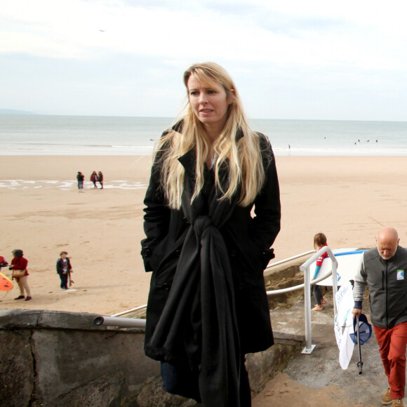 Exclusif - L'acteur français Frédéric Diefenthal, accompagné de sa nouvelle compagne, est le parrain des championnats de France de surf qui se déroulent du 17 au 26 oct à Biarritz. Il a passé une journée en compagnie de l'association handisurf qui facilite l'accés au surf aux handicapés. Le 17 Octobre 2015