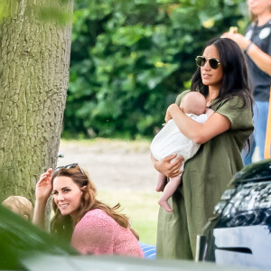 Meghan Markle, duchesse de Sussex, son fils Archie Harrison Mountbatten-Windsor et Catherine (Kate) Middleton, duchesse de Cambridge lors d'un match de polo de bienfaisance King Power Royal Charity Polo Day à Wokinghan, comté de Berkshire, Royaume Uni, le 10 juillet 2019.