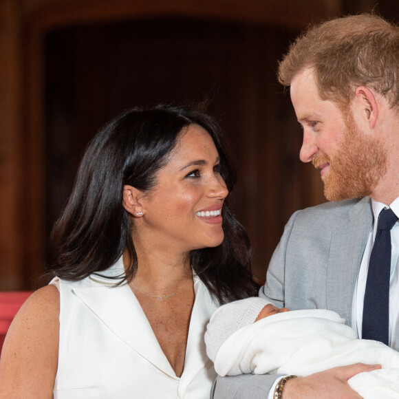 Le prince Harry et Meghan Markle, duc et duchesse de Sussex, présentent leur fils Archie Harrison Mountbatten-Windsor dans le hall St George au château de Windsor le 8 mai 2019.