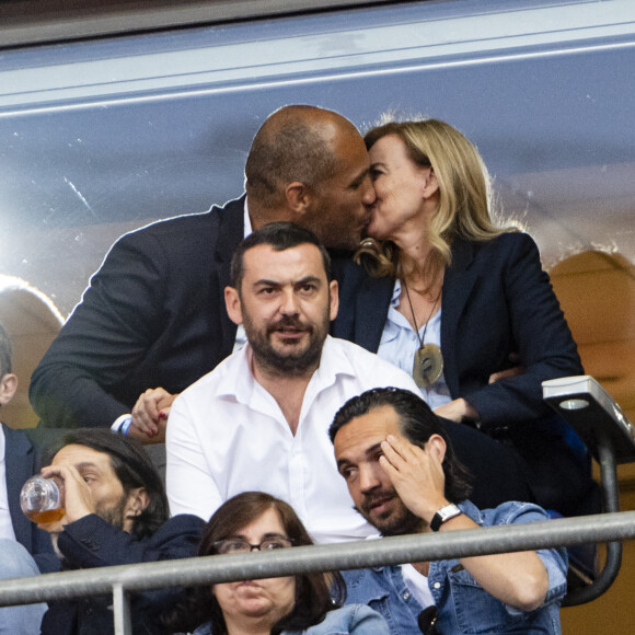 Exclusif - Valérie Trierweiler et son nouveau compagnon Romain Magellan (ex-star du rugby) s'embrassent dans les tribunes de la finale du Top 14 français entre Montpellier et Castres au Stade de France à Paris, le 2 juin 2018. © Pierre Perusseau/Bestimage