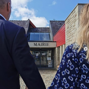Valérie Trierweiler et Romain Magellan à la mairie de Cléguer (Morbihan) pour devenir le parrain et la marraine civils de Maxence, enfant atteint d'un cancer.
