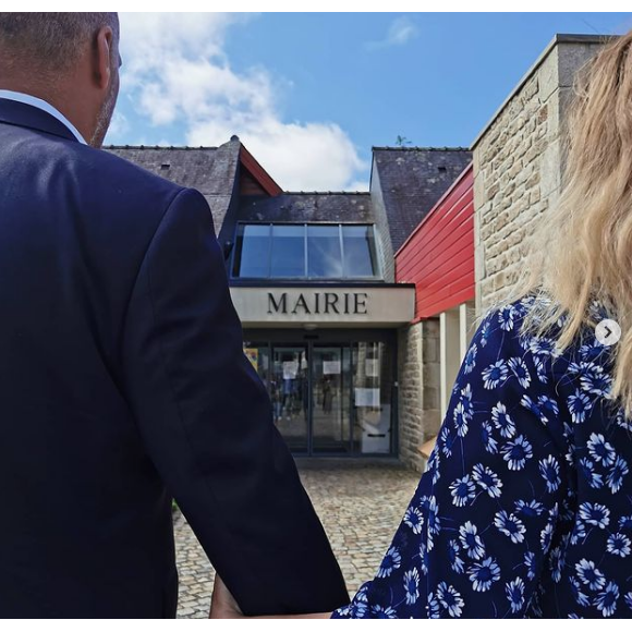Valérie Trierweiler et Romain Magellan à la mairie de Cléguer (Morbihan) pour devenir le parrain et la marraine civils de Maxence, enfant atteint d'un cancer.
