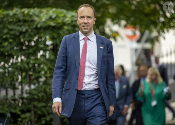 Le prince Charles, prince de Galles, visite l'hôpital Chelsea & Westminster avec le Secrétaire d'Etat à la Santé Matt Hancock à Londres, le 17 juin 2021.


