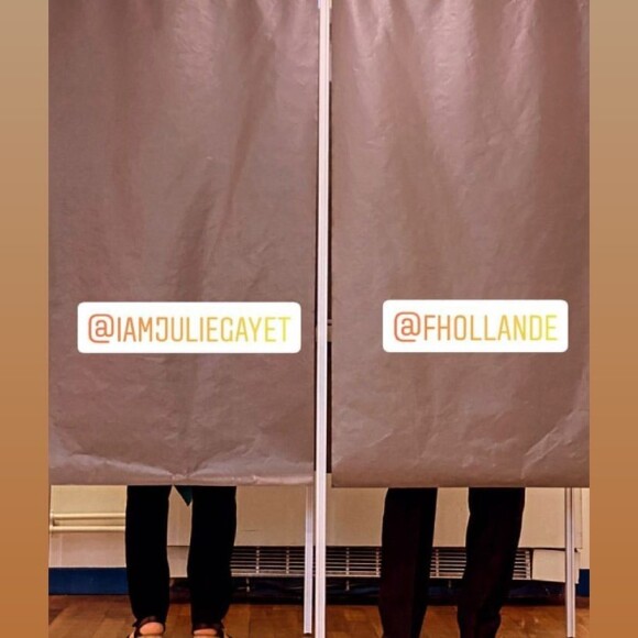 François Hollande et Julie Gayet en train de voter à Tulle, dimanche 27 juin 2021.