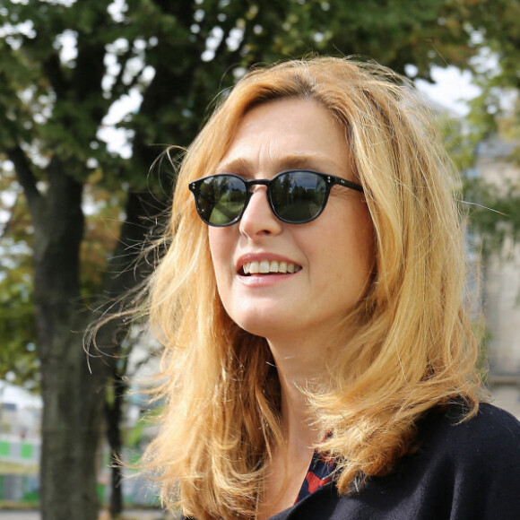 Exclusif - La comédienne et productrice française, Julie Gayet arrive devant les studios de Radio France à Paris, le 3 septembre 2020.