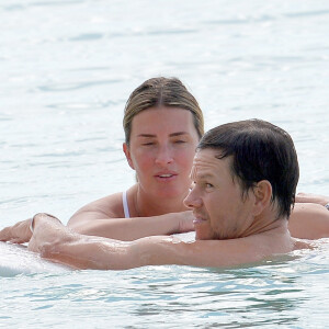 Mark Wahlberg et sa femme Rhea Durham se baignent à La Barbade le 3 janvier 2019.