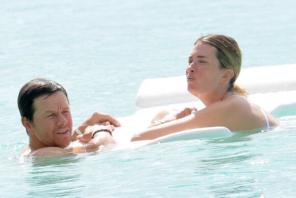 Mark Wahlberg et sa femme Rhea Durham se baignent à La Barbade le 3 janvier 2019.