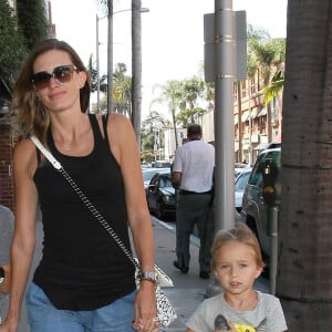 Le top Rhea Durham fait du shopping à Beverly Hills avec ses filles Grace et Ella à Los Angeles le 23 juillet 2015.