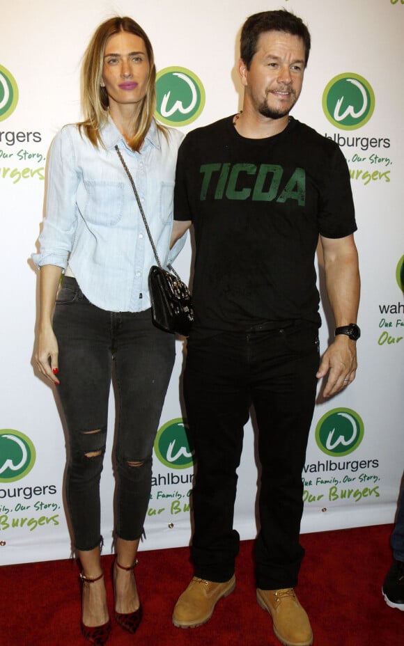 Mark Wahlberg et sa femme Rhea Durham - Inauguration du nouveau restaurant "Wahlburgers" à Coney Island à New York, le 23 juin 2015.