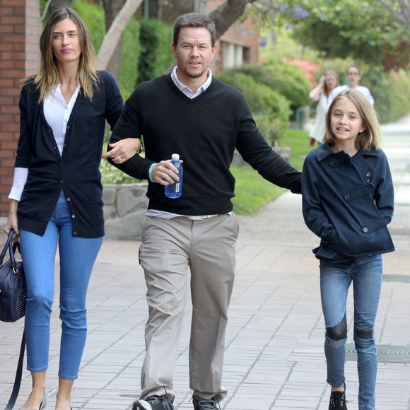 Exclusif - Mark Wahlberg, sa femme Rhea et leur fille Ella se promènent à Los Angeles, le 24 avril 2015.