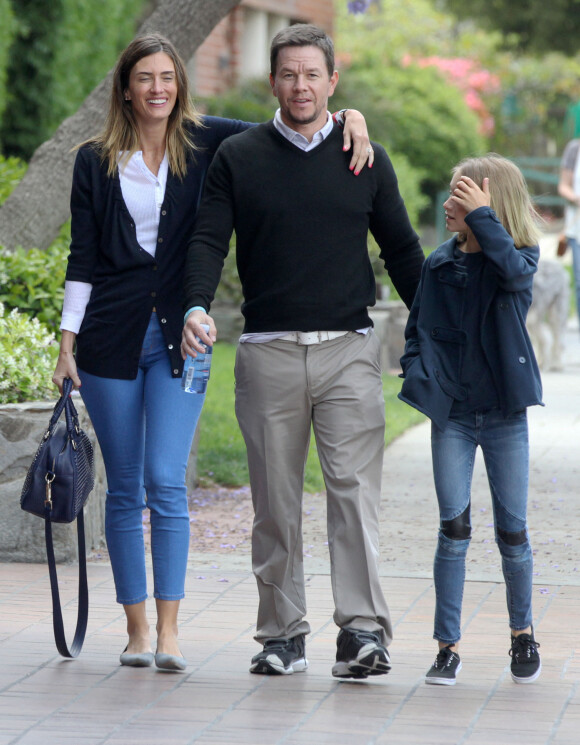 Exclusif - Mark Wahlberg, sa femme Rhea et leur fille Ella se promènent à Los Angeles, le 24 avril 2015.