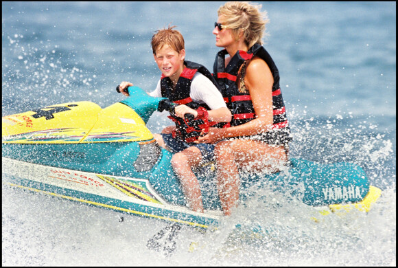 Archives - Diana Spencer et son fils Harry en 1995 à Saint Tropez.