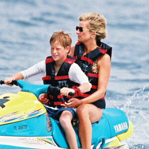 Archives - Diana Spencer et son fils Harry en 1995 à Saint Tropez.