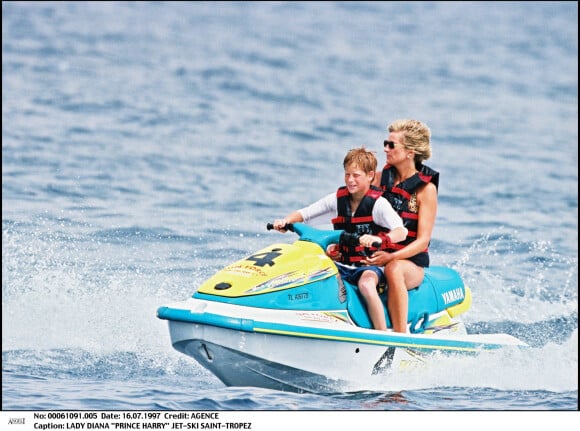 Archives - Diana Spencer et son fils Harry en 1995 à Saint Tropez.