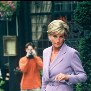 Archives - Diana Spencer à la sortie du restaurant "Le Square". 