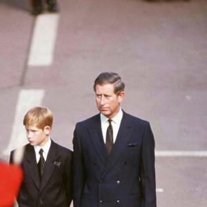 Le prince Charles et le prince Harry aux funérailles de l'abbye de Westminster. 