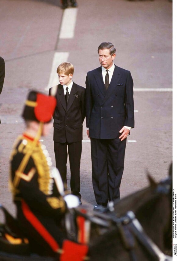 Le prince Charles et le prince Harry aux funérailles de l'abbye de Westminster. 