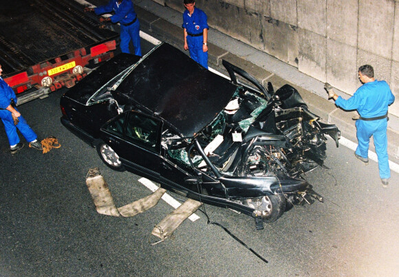 Voiture accidentée de Dodi Al Fayed et de Lady Diana sous le tunnel de l'Alma à Paris. Diana Spencer est décédée le 31 août 1997 de ses blessures.