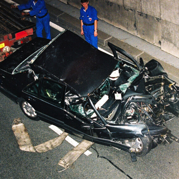 Voiture accidentée de Dodi Al Fayed et de Lady Diana sous le tunnel de l'Alma à Paris. Diana Spencer est décédée le 31 août 1997 de ses blessures.