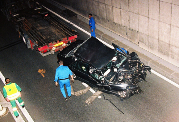 Voiture accidentée de Dodi Al Fayed et de Lady Diana sous le tunnel de l'Alma à Paris. Diana Spencer est décédée le 31 août 1997 de ses blessures.