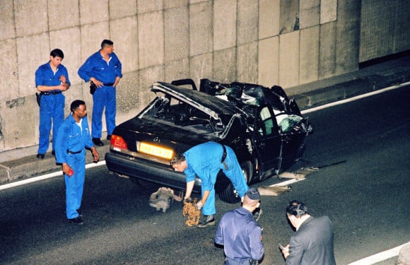 Voiture accidentée de Dodi Al Fayed et de Lady Diana sous le tunnel de l'Alma à Paris. Diana Spencer est décédée le 31 août 1997 de ses blessures.