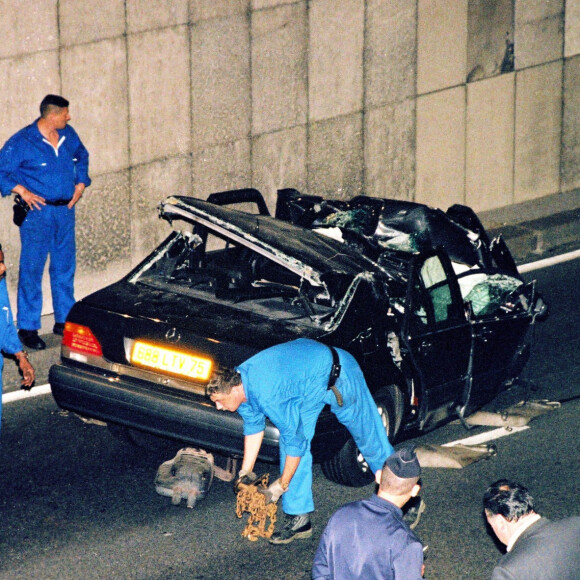 Voiture accidentée de Dodi Al Fayed et de Lady Diana sous le tunnel de l'Alma à Paris. Diana Spencer est décédée le 31 août 1997 de ses blessures.