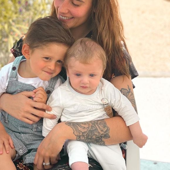 Jesta Hillmann comblée avec ses fils Juliann et Adriann