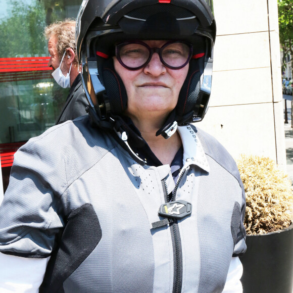 Christine Bravo quitte les studios de RTL à Paris, France, le 10 juin 2021. © Panoramic/Bestimage