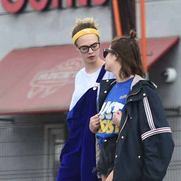 Exclusif - Cara Delevingne et sa femme Ashley Benson vont faire un tour dans les rues de Los Angeles et s'embrassent en pleine épidémie du coronavirus (Covid-19) le 17 mars 2020.