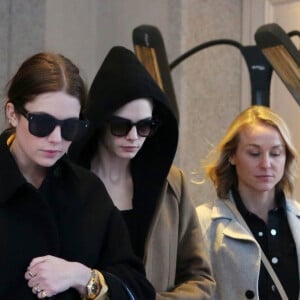Cara Delevingne et sa femme Ashley Benson à la sortie de leur hôtel à Milan lors de la fashion week. Le 22 février 2020