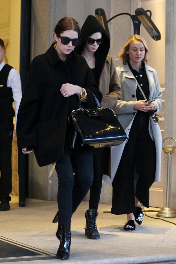 Cara Delevingne et sa femme Ashley Benson à la sortie de leur hôtel à Milan lors de la fashion week. Le 22 février 2020