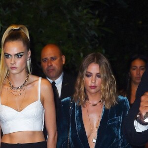 Cara Delevingne et sa compagne Ashley Benson se rendent main dans la main au défilé de mode DNKY lors de la Fashion Week 2019 à New York, le 9 septembre 2019