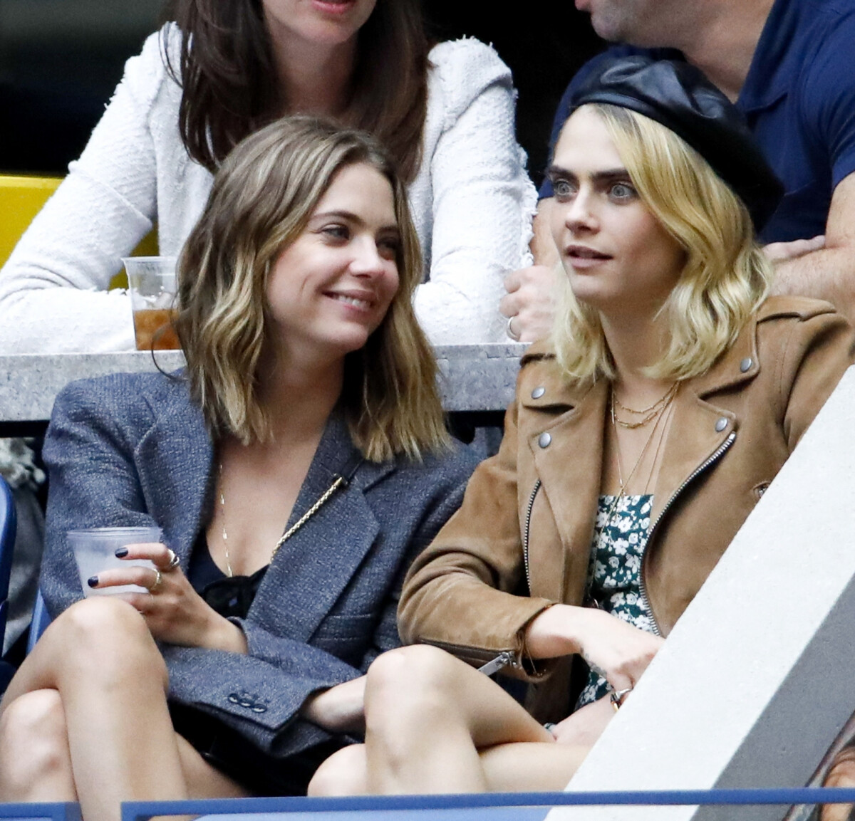 photo-cara-delevingne-et-sa-compagne-ashley-benson-dans-les