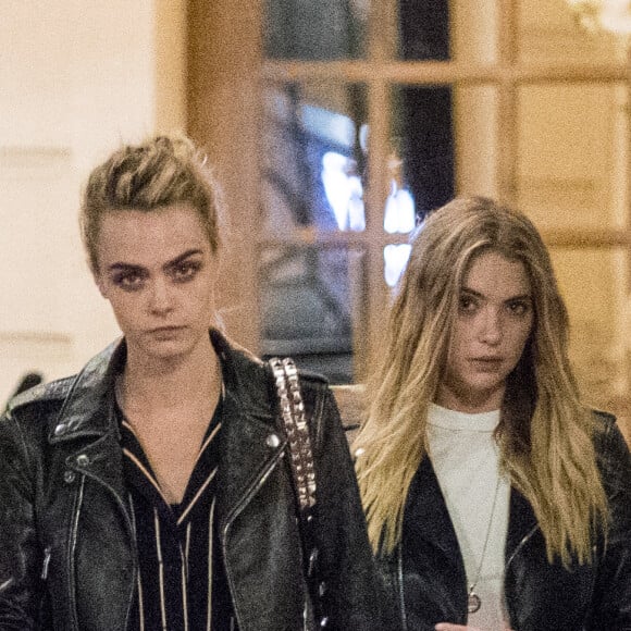 Exclusif - Cara Delevingne, très bouleversée par la cérémonie hommage au styliste K.Lagerfeld, et sa compagne Ashley Benson sont allées dîner en tête à tête au restaurant de l'hôtel Ritz. A la sortie, elles se sont fait un Paris by Night, où elles ont écumé les bars. Le 20 juin 2019