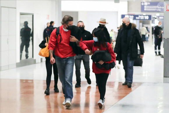 Laeticia Hallyday, ses filles Jade et Joy et son compagnon Jalil Lespert arrivent à Paris en provenance de Saint-Barthélemy, le 19 décembre 2020.