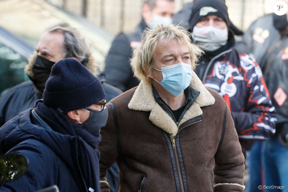 Le chanteur Cali - Sorties - Obsèques du photographe Richard Aujard en l'église Notre Dame de La Croix, place de Ménilmontant, à Paris le 12 février 2021.